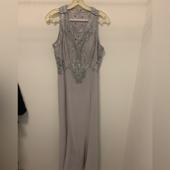 Women’s gown - Picture 3 of 5